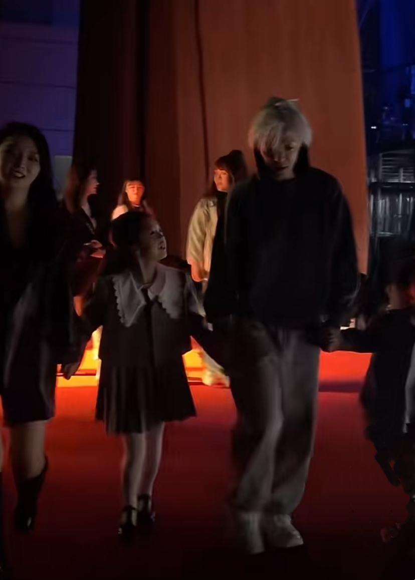 王栎鑫失婚三年迎新恋情,深夜携眼镜妹同回寓所,恩爱牵手超甜蜜