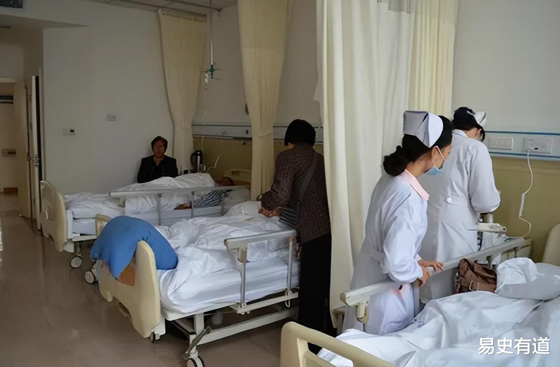 医院|父亲躺在病床上,情人卷钱走人,妈妈回家不出门,他靠借钱过日子!