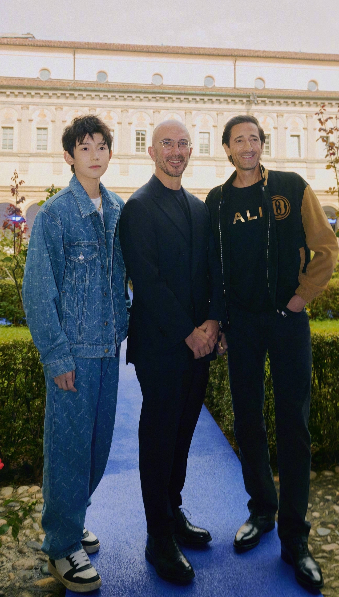 王源米兰时装周生图惹争议!脸上坑洼痘印明显,粉丝咬定被p黑图