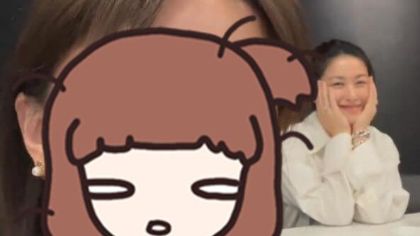 朱珠|朱珠北京上课被拍，素颜独坐在最后一排，配合同学拍照超亲和