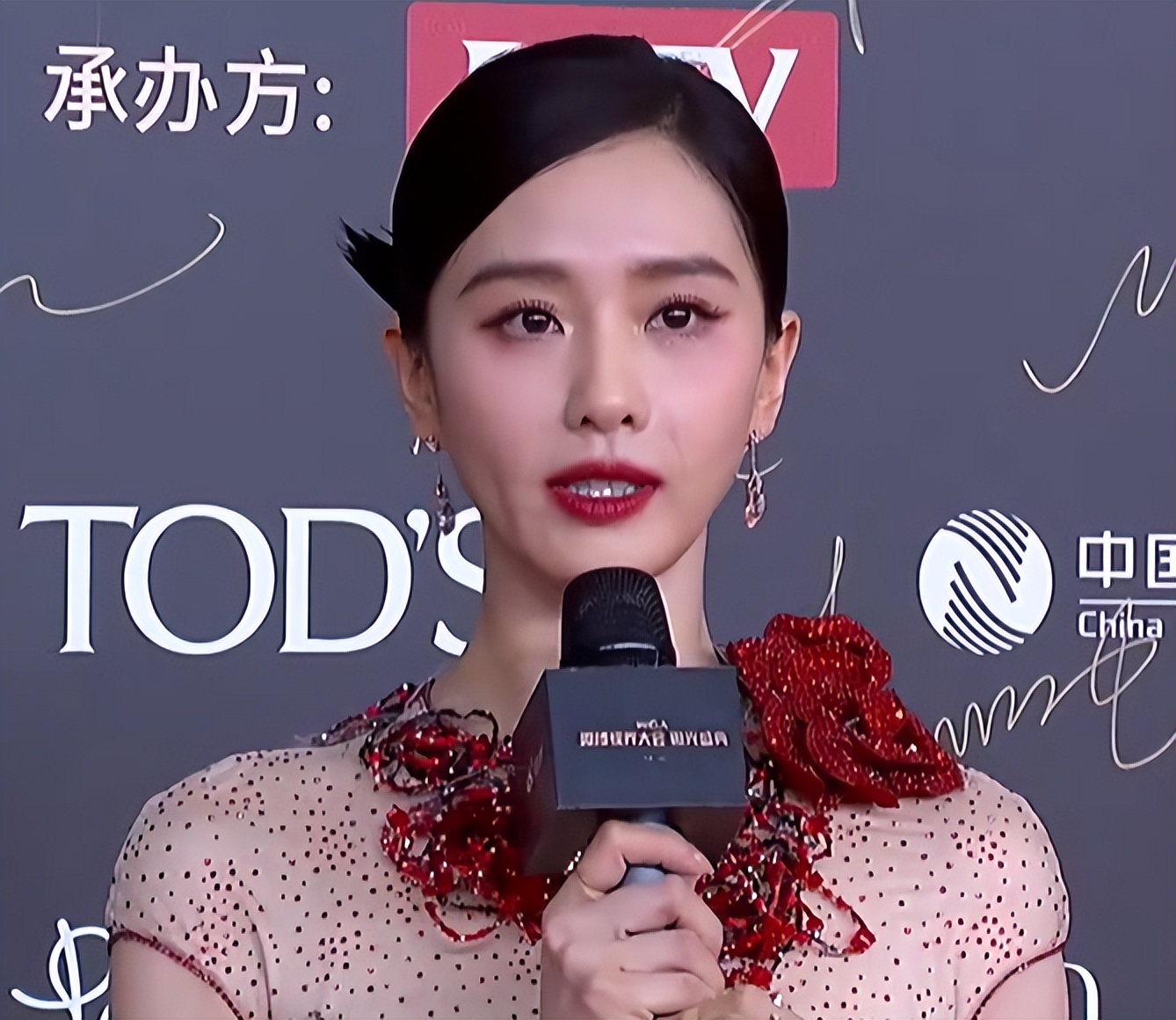 大型露肉现场显风尘!刘诗诗赵露思张天爱白鹿一个比一个穿得少