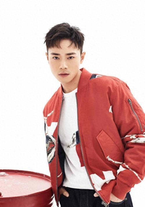 有种整容叫分手两年，蓝盈莹还是老样子，曹骏却越来越像易烊千玺！