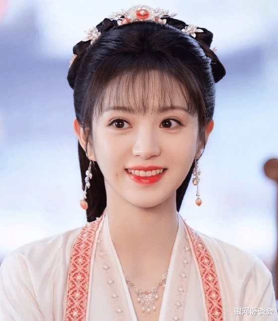 王鹤棣追求田曦薇，两人亲密照曝光，网友：这是要抛弃虞书欣了？