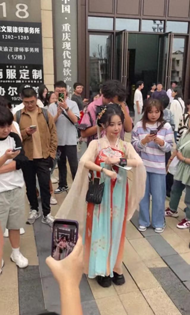 冯提莫：重庆街头像老小孩，初中同学曝其身高1米48还穿了厚底鞋