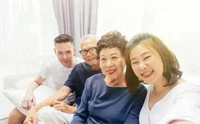 在儿子家小住睡沙发,连着三天窗户半夜敞开,清楚原因我立刻回家