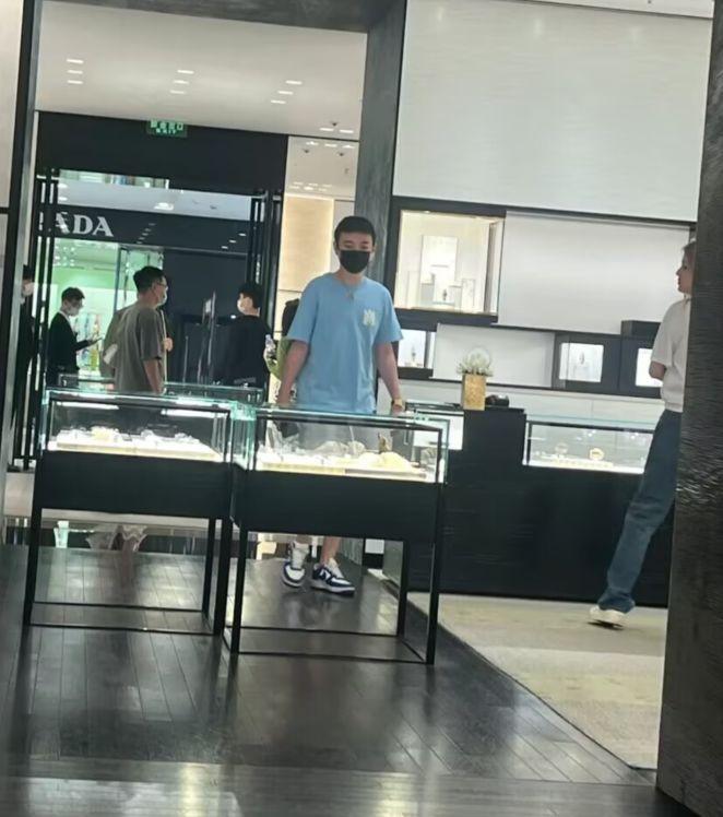 |王思聪暴瘦腿比女生细！戴2300万名表逛奢侈品店，身旁又换俩美女