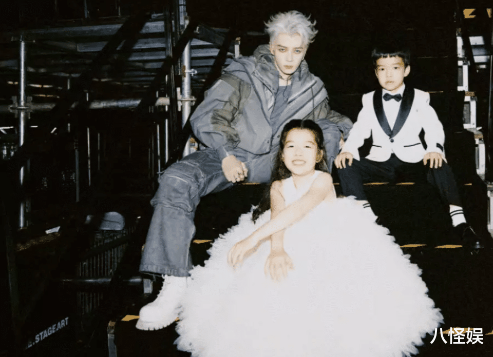 王栎鑫吴雅婷同框为女儿庆生,父女共用一张脸,外婆祝福惹人泪目