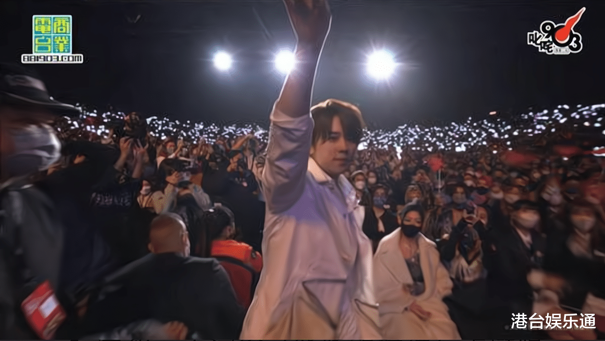 港圈最强擦鞋仔？森美尬吹顶流姜涛《叱咤》表演：此乃拼搏的体现