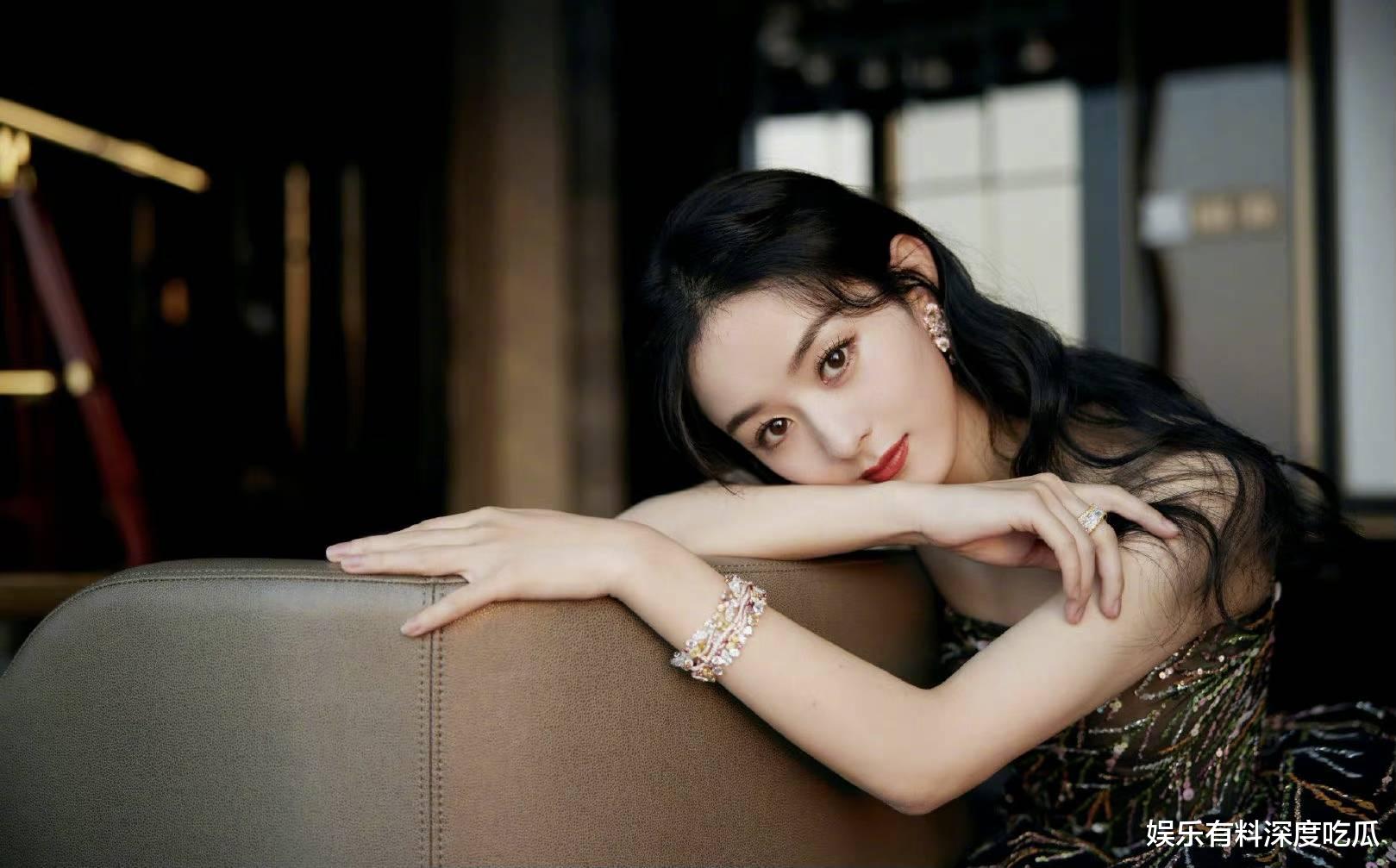 赵丽颖又要劈叉吗？肚子都这么大了还不打算承认，网友急了