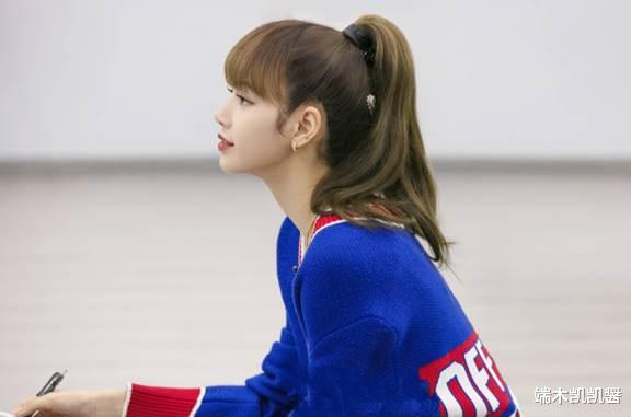 lisa Lisa罕见无刘海造型，5指宽的额头白到反光，紧身露背装尽显好身材