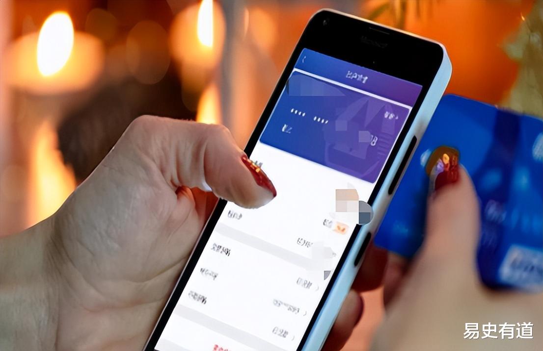 医院|父亲躺在病床上,情人卷钱走人,妈妈回家不出门,他靠借钱过日子!