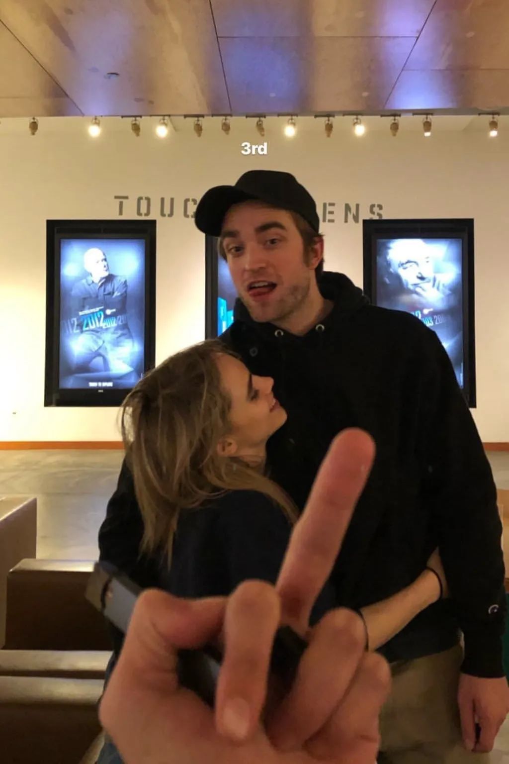 恋爱5年,“暮光男”官宣当爹,网友:他俩啥时候在一起的?