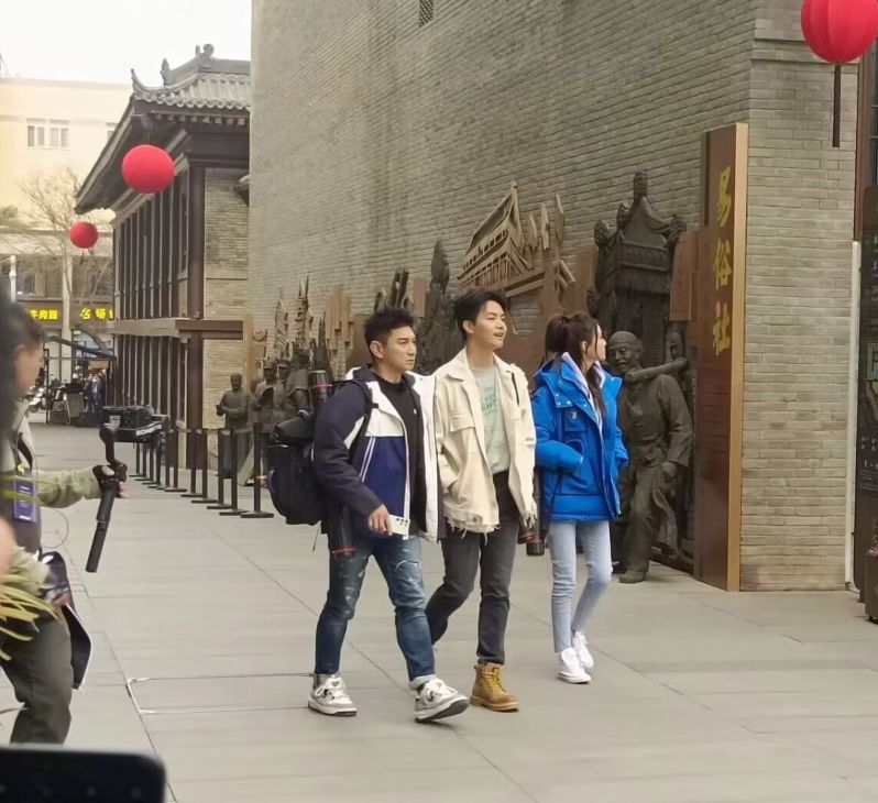 怒火12小时|陕西偶遇吴奇隆录节目，与蔡文静同框暴露身高，增高鞋太抢镜