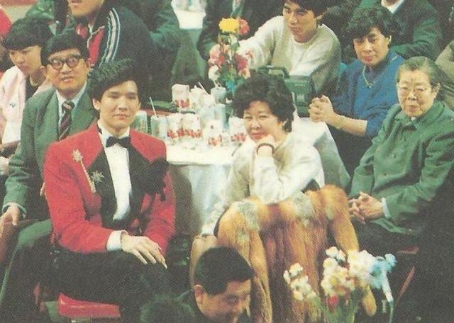 费翔|爱国被封杀14年，春晚不敢拍下半身，4位女神追的费翔为何不婚？