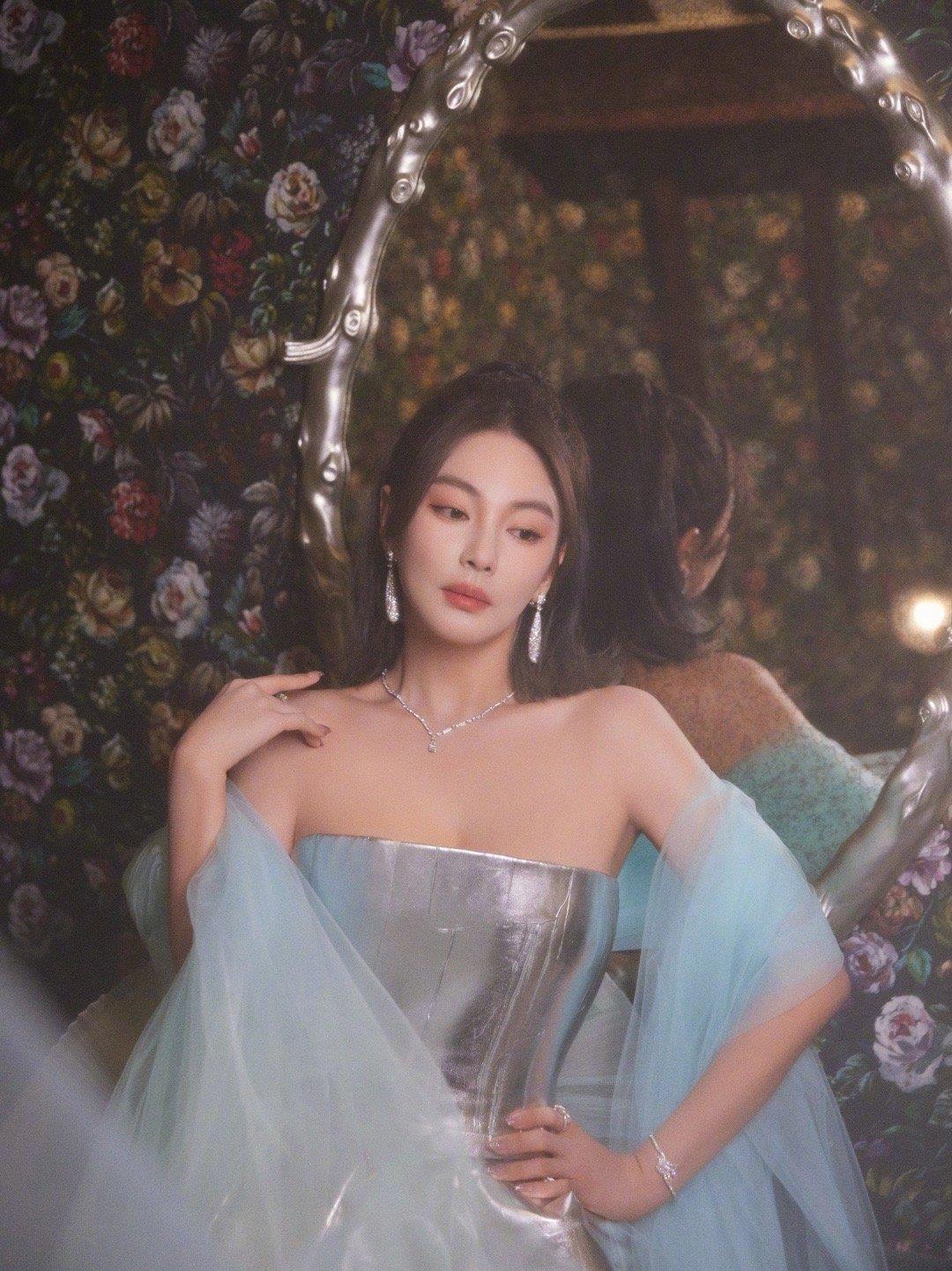 宋轶|微博之夜造型曝光：佟丽娅女神，宋轶抢眼，周笔畅真敢穿