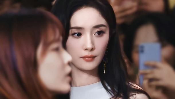 杨幂四川成都亮相，开叉裙再现“漫话神腿”，眼窝凹陷37岁很真实