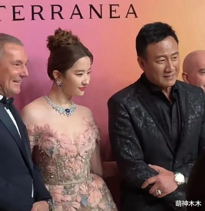 刘亦菲百万穿搭亮相宝格丽活动，生图暴露麒麟臂，惨被嘲又壮又胖