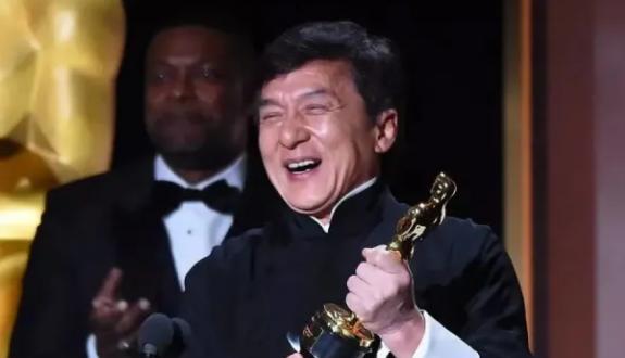 成龙|成龙吴绮莉被曝疑复合后,女方直播深情表白,反思对小龙女太严格