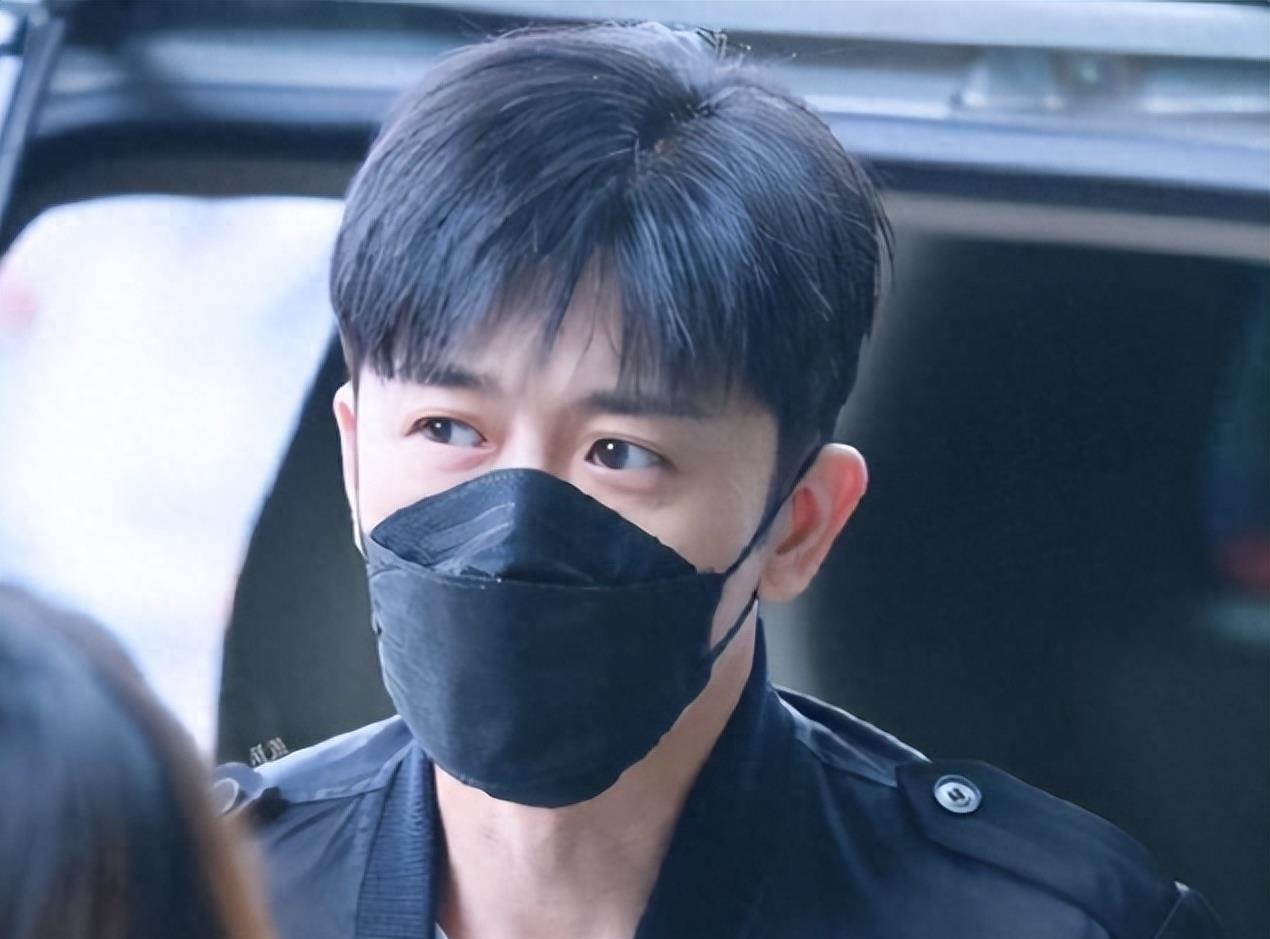 亲妈是制片人，干妈是导演，20年都捧不红他，却在娶妻改名后火了起来