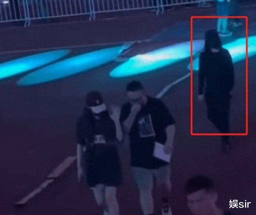 戴假发和大10岁赵丽颖看演唱会，“姐弟恋”曝光？王一博方回应了