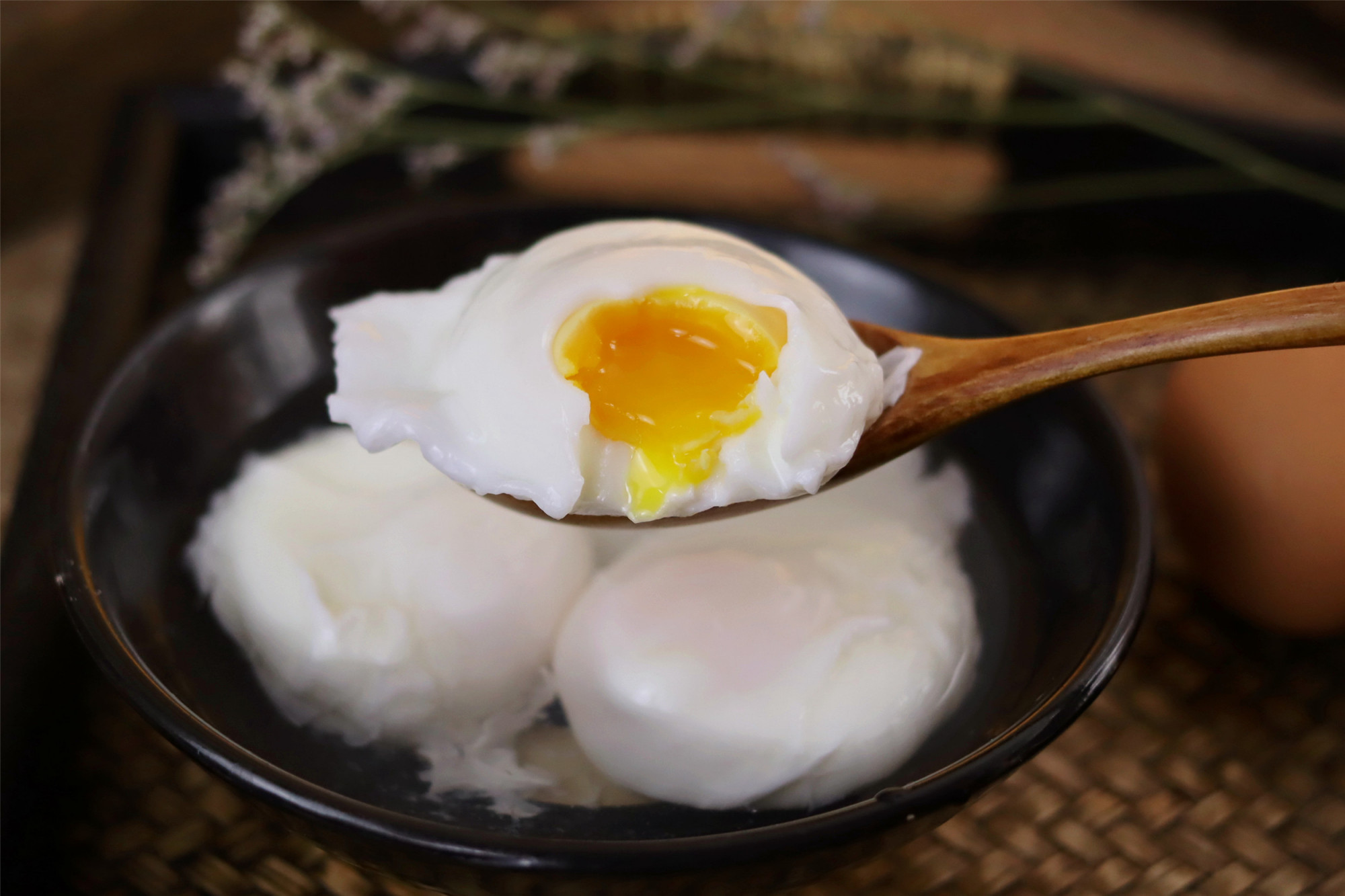 荷包蛋|煮荷包蛋时，水开下锅是不对的，记住1个技巧，鸡蛋圆嫩口感好