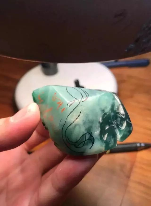 雕刻|绵重裂多的原石经大师神来之手，盘出来的货让人垂涎欲滴！