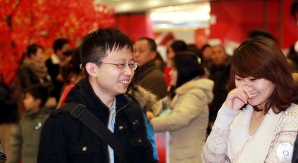 李明|女同事请吃饭，喊两位闺蜜一起，吃完准备离开就被服务员拦了下来！