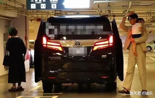 王诗龄|林志玲一家三口首同框!小腿淤青瘦得像竹竿,混血儿子全身照曝光