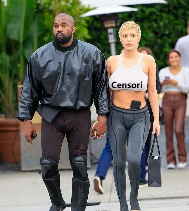 坎爷把袜子当鞋逛街,小18岁新妻只穿裤袜撑到透明,观众表示没卡戴珊紧致