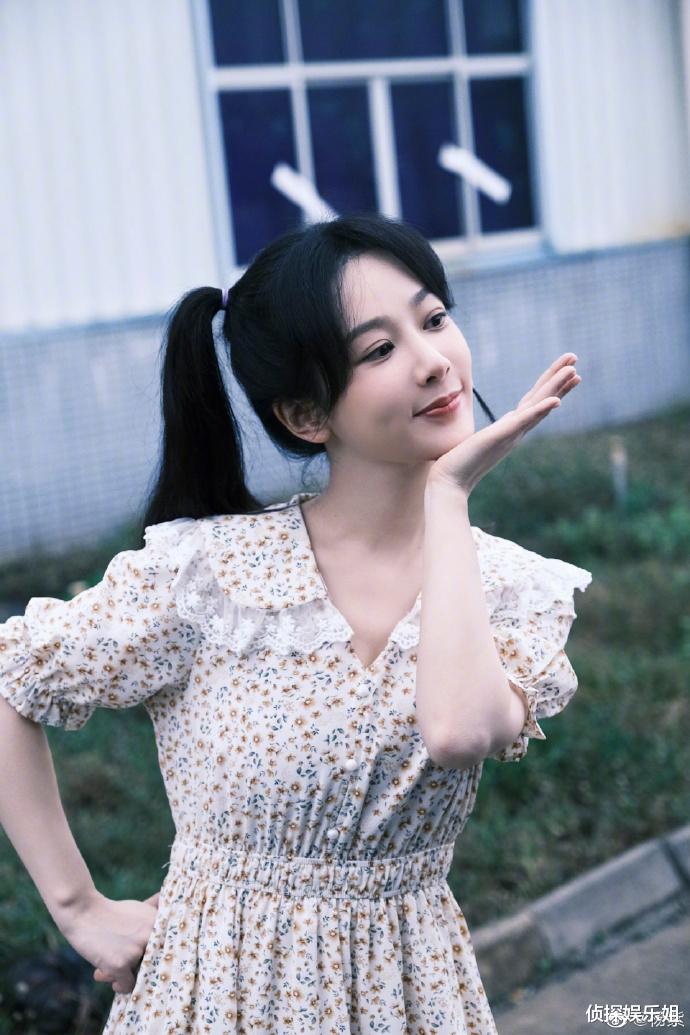 杨紫 杨紫晒美照庆祝六一节，扎双马尾穿碎花裙卖萌，30岁少女感依旧