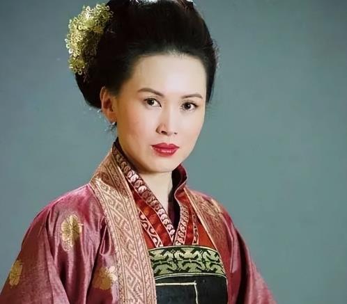 曾是“亚视一姐”，却被渣男老公骗光家产，如今61岁落寞街头