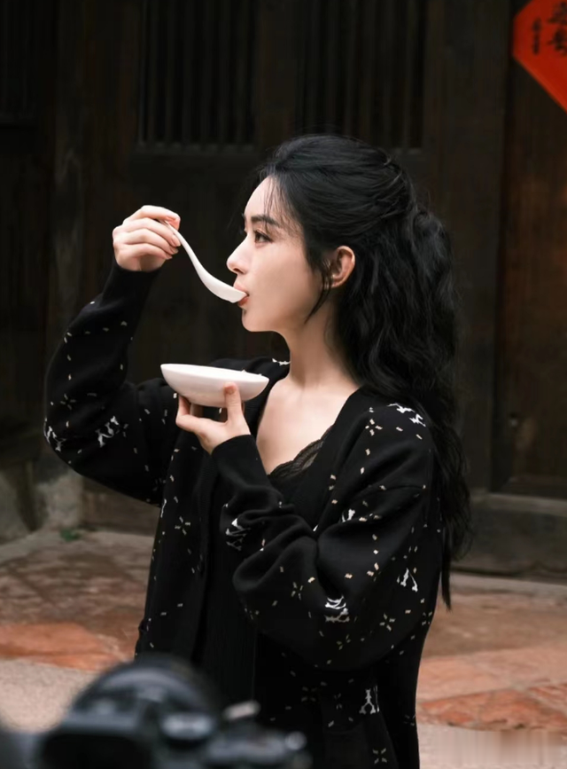 赵丽颖|博主晒赵丽颖花絮照片,侧颜好美好灵动,曝颖宝休息期间去放风筝