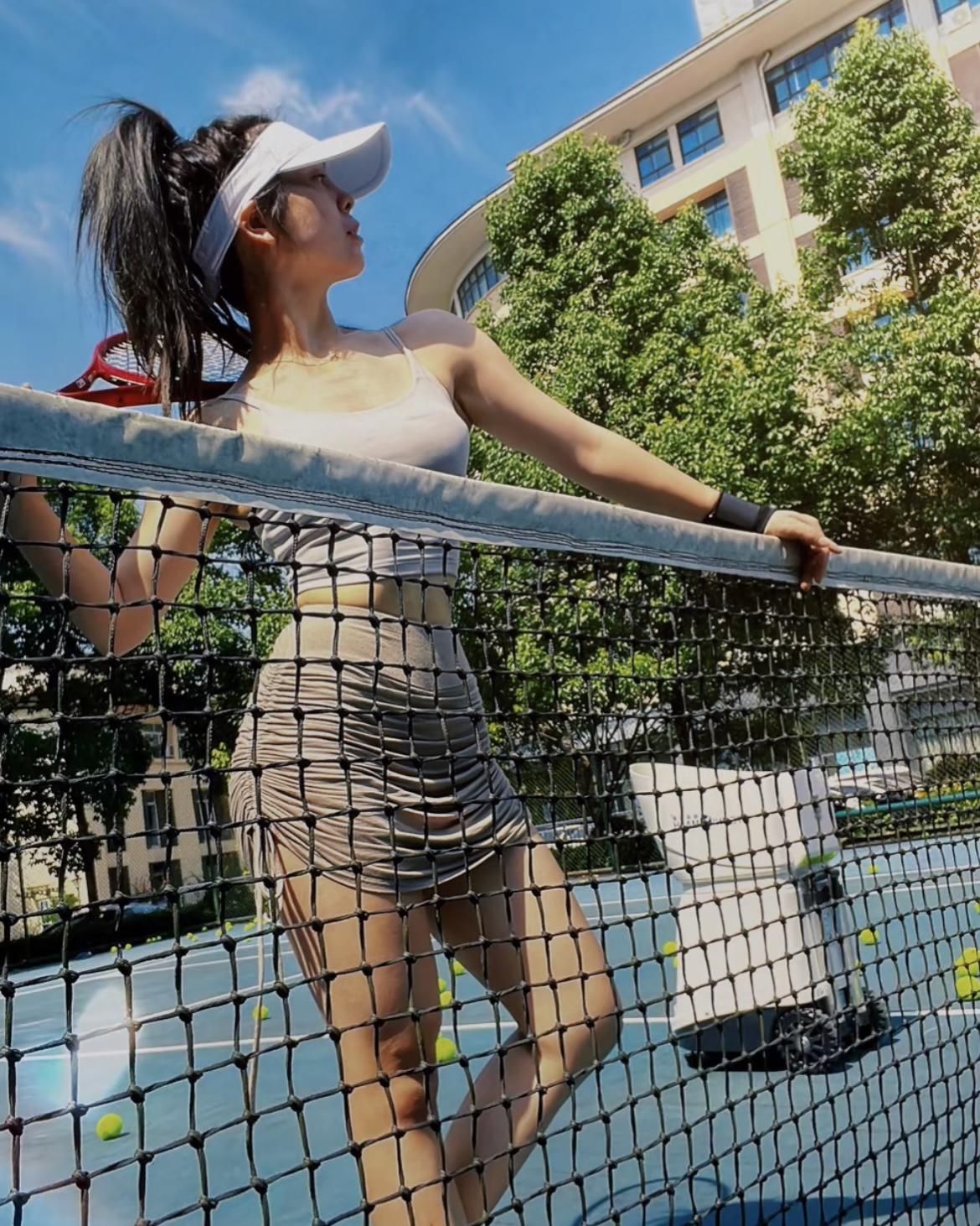 健身|主打一个反差感,护士服下的“健身辣妹”