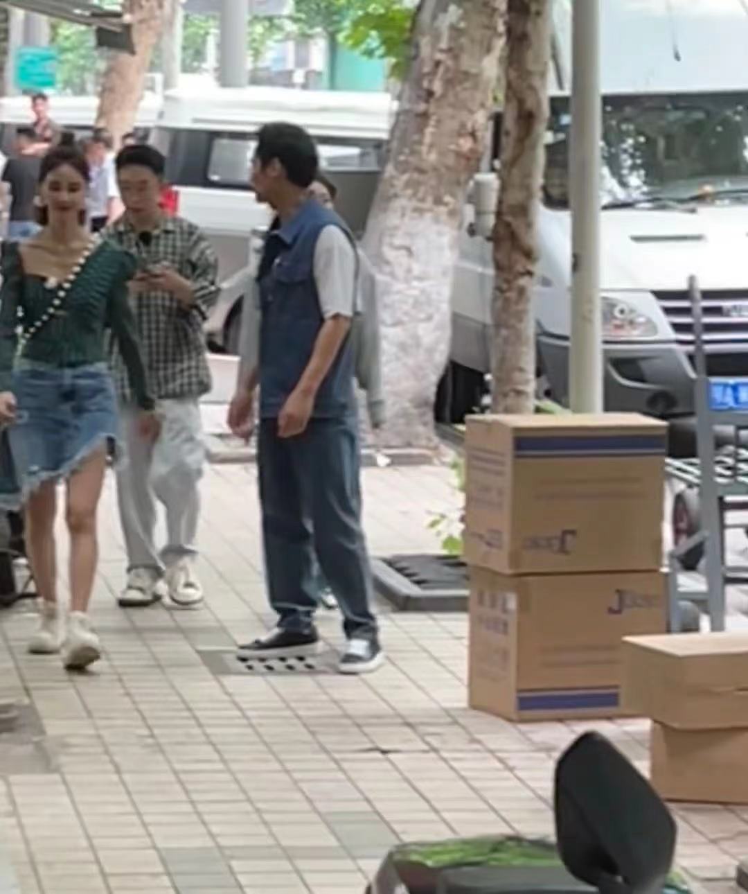 张歆艺|张歆艺与袁弘坐路边吃饭,瘦到脱相变纸片人,排骨胸筷子腿太吓人