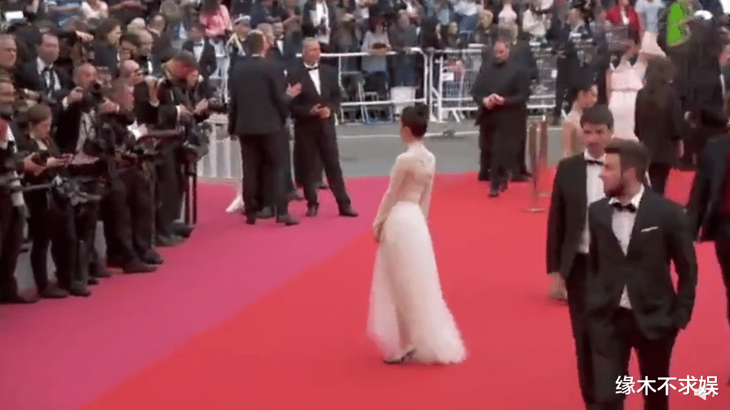 王丽坤|王丽坤事件后续:工作已暂停,过往被扒遭吐槽:心机装佛系!