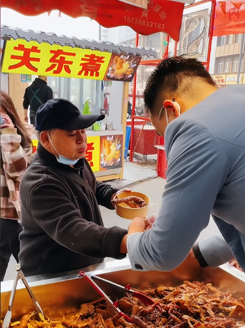 霸王餐|吃了几十年的霸王餐,成了小吃街的团宠,智商却只有六岁