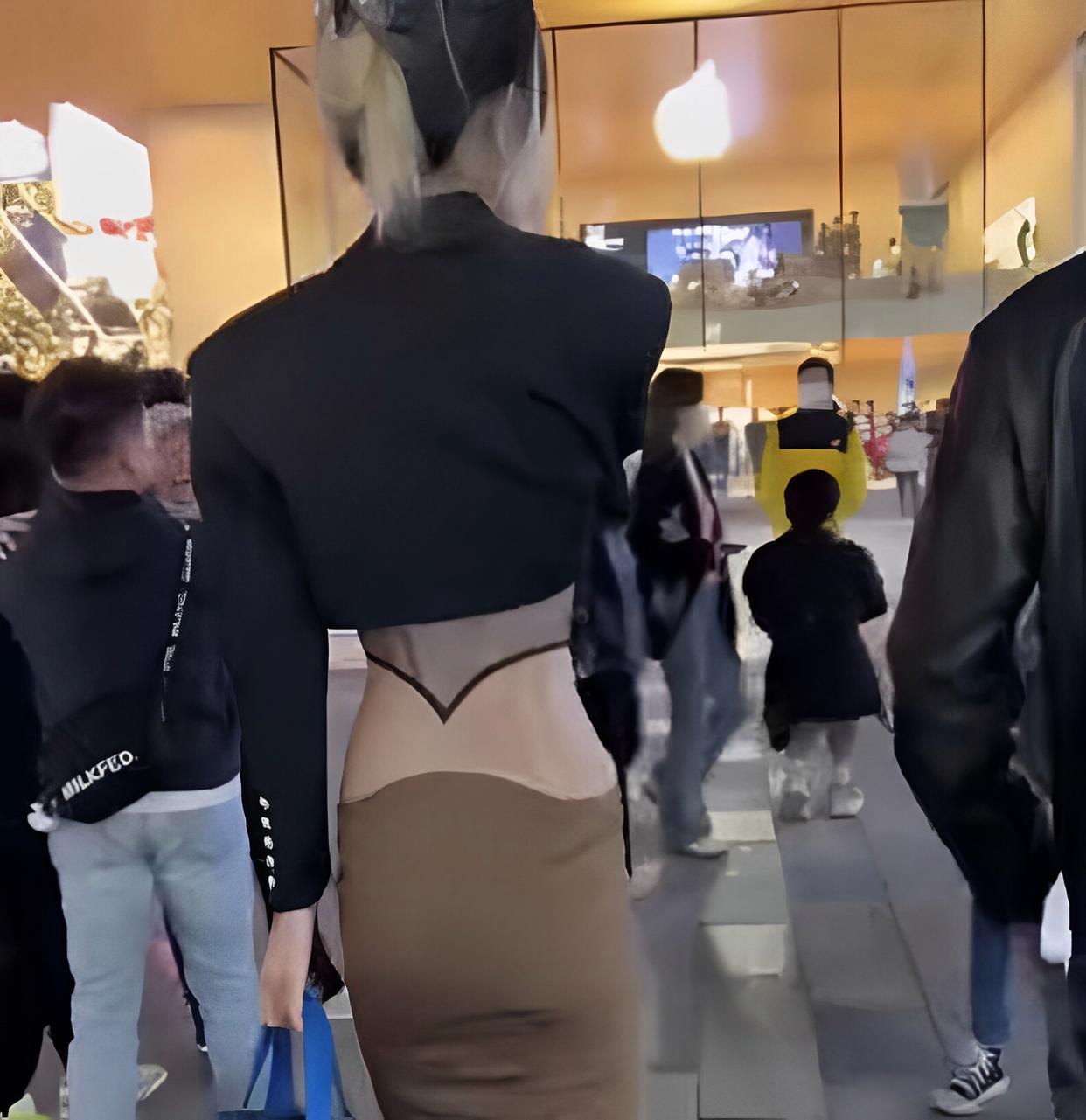 |女生腰细如柳不盈一握，路人看傻眼忍不住质疑：这样真的好看吗？