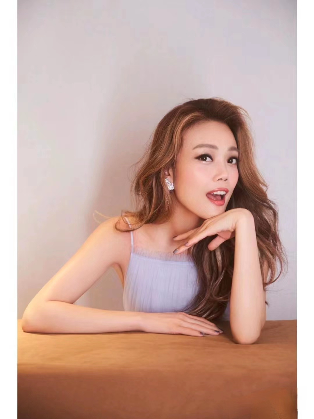 霍汶希微博之夜幕后:力邀张小斐教容祖儿演戏