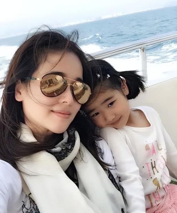 于晓光|于晓光出轨风波发酵，波及多位离婚女星，左小青评论区被网友沦陷