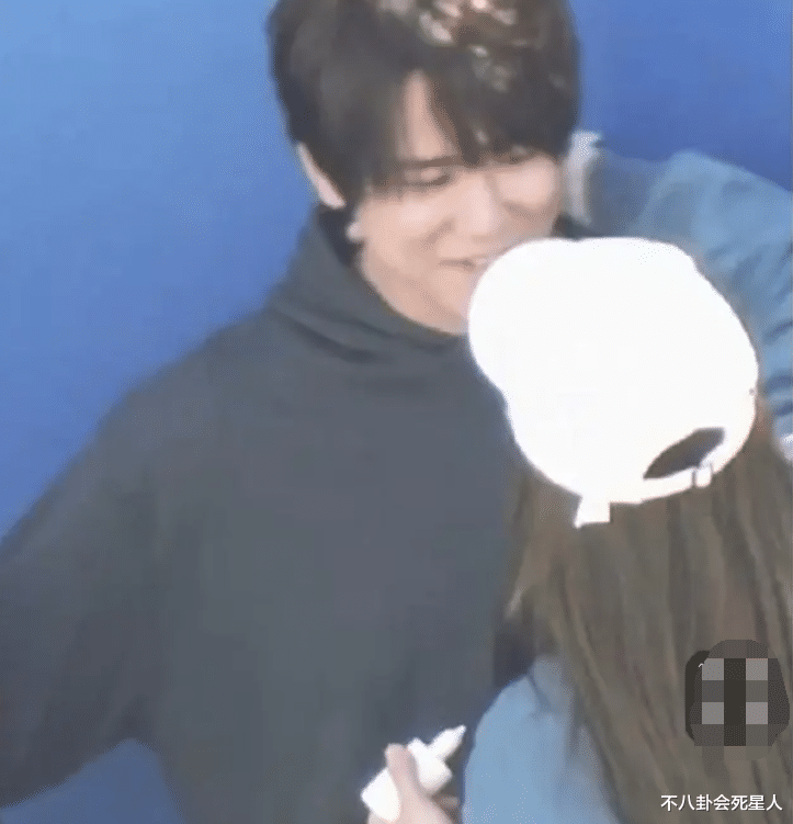 港媒曝香港顶流恋情,与发型师交往超一年,接吻画面曝光