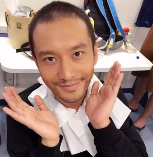 黄晓明|黄晓明刘畊宏直播跳操,同框照对比太明显,黄晓明真实身高被扒