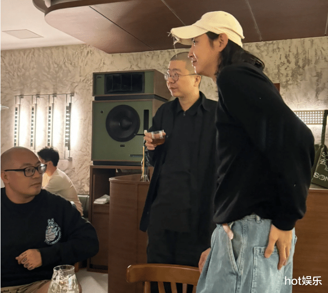 笑果禁演,李诞公园闲逛路边吃串,衣服皱巴,落魄成“退休老人”