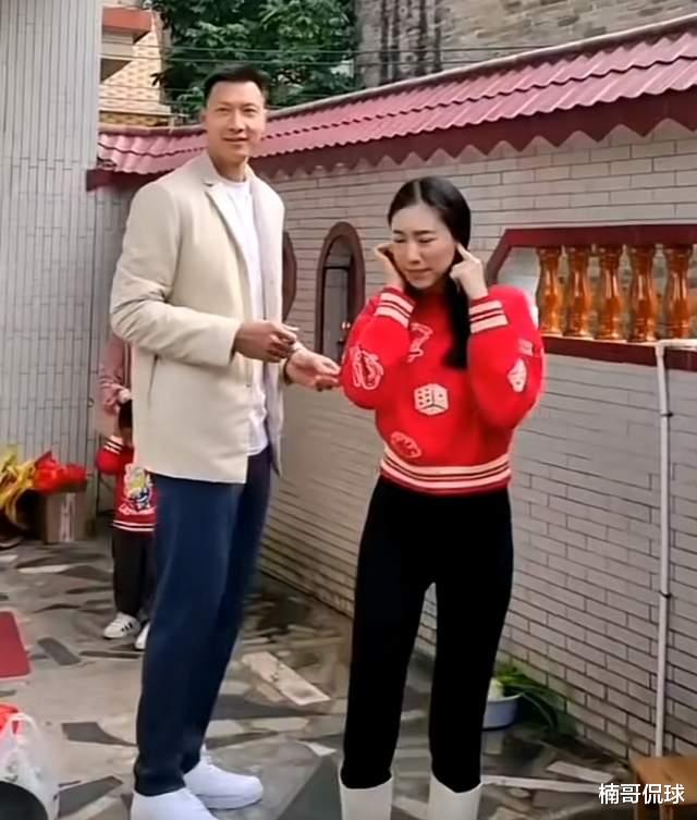 易建联|易建联携娇妻久违同框!娇妻大长腿吸人眼球,害怕点炮仗双手捂耳