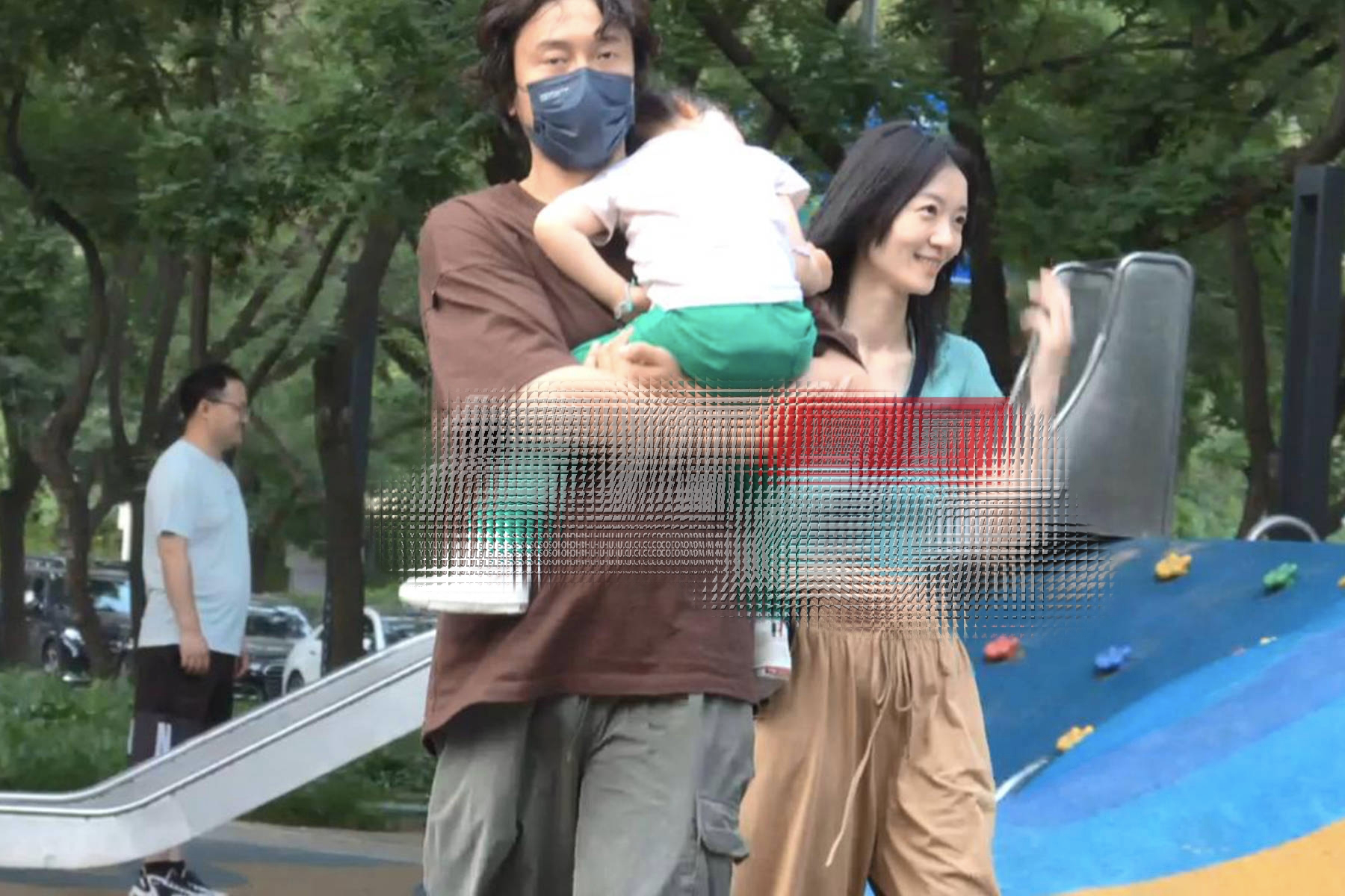 王传君|王传君一家三口被拍,与齐溪带娃玩滑梯,王传君目光无神肚腩抢镜