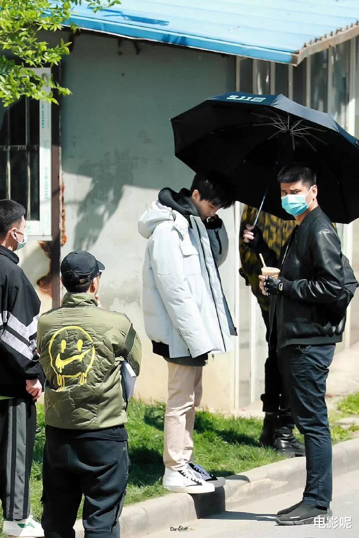 王俊凯|王俊凯工作人员宝山照顾他的故事,简直比偶像剧还要甜!