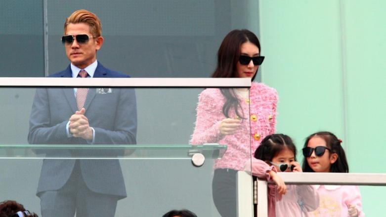 郭富城全家现身马场，俩女儿正面照罕见曝光，像爸爸还是像妈妈？