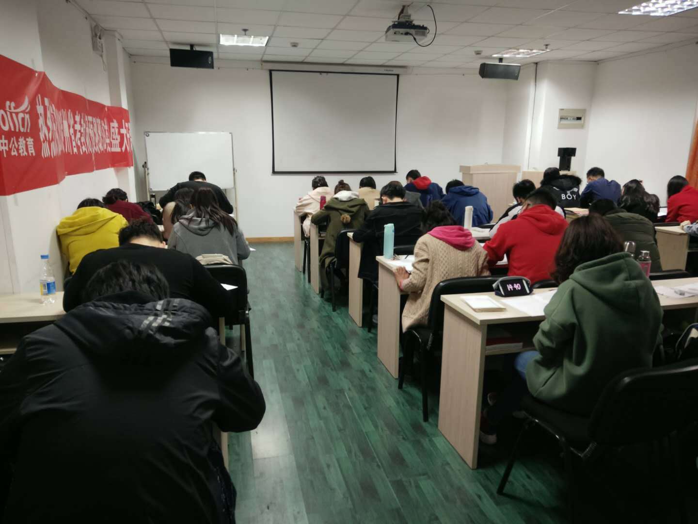 国家互联网信息办公室|“三无”家庭的学生为何不建议考公?答案被揭开,很现实!