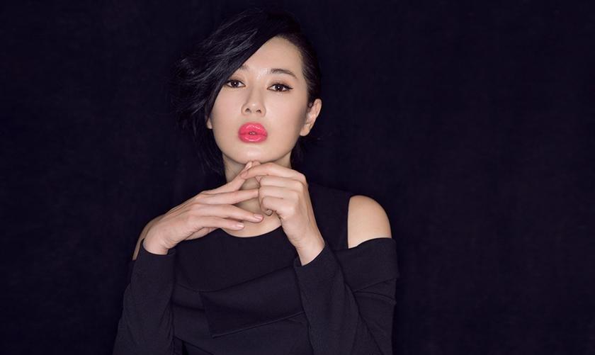 影帝黄渤都佩服她演技，与导演相恋12年惨遭抛弃，今47岁身价高达40亿