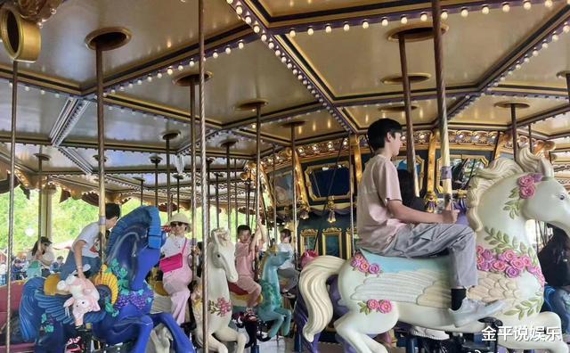 邓超|孙俪举家出游破婚变传闻！邓超一脸生无可恋惹争议