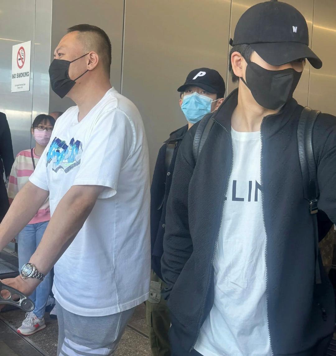 杨幂|王一博抵达洛杉矶,海外人气好旺,接机粉丝超热情